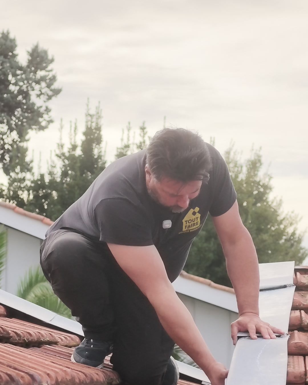 Mickaël Delage pose une rive en zinc sur le chantier de Bègles